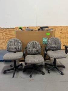 lot 76 image: Lot of 10 Rolling Office Chairs