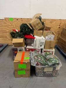 lot 136 image: Lot of Holiday  Christmas Decor
