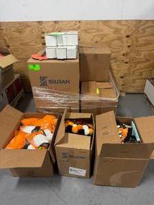 lot 137 image: Lot of Halloween Seasonal Decor