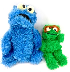 lot 609 image: Lot of 2 Vintage Sesame Street Plush Toys Cookie Monster & Oscar the Grouch