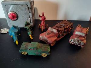 lot 34 image: Vintage 1950s Auburn Rubber Company Fire Truck and Action Figures