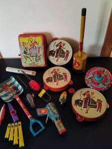 lot 19 image: Vintage Toy Musical Instruments & Metal Toys