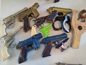 lot 28 image: Vintage Plastic Toy Guns and Slingshots