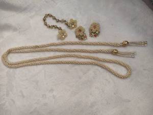 lot 120 image: Vintage Costume Pearl Jewelry