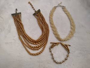 lot 122 image: Vintage Costume Pearl Necklaces