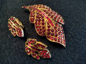lot 116 image: Vintage Gold Tone & Red Rhinestone BroochEarring Set