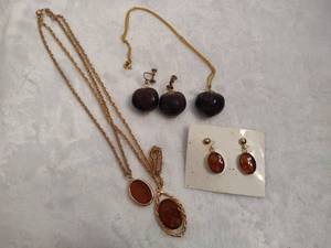 lot 115 image: Two Vintage NecklaceEarring Sets
