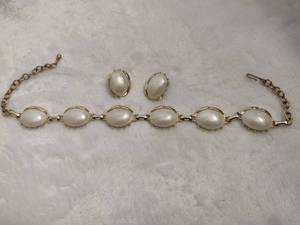 lot 113 image: Vintage Necklace & Clip Earring Set