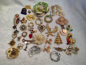 lot 128 image: Large Lot of Assorted BroochesPins