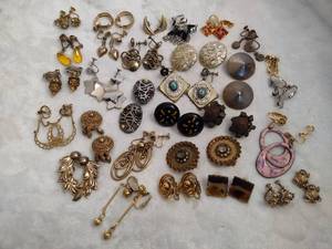 lot 110 image: Vintage Earring Sets Lot #4