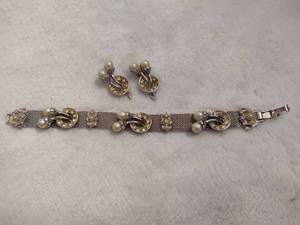 lot 105 image: Vintage PearlSilver Tone Bracelet & Earring Set