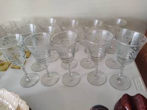 lot 57 image: Vintage Glasswear Set
