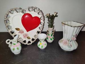 lot 137 image: Lot of Assorted Ceramic Floral Decor