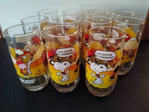 lot 7 image: Vintage Peanuts Glasses #2