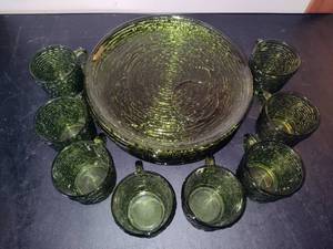 lot 2 image: Vintage Anchor Hocking Soreno Avocado Green Snack Set