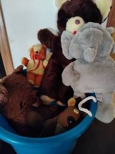 lot 134 image: Lot of Teddy Bears & Storage Bucket with Handles
