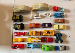 lot 9 image: Vintage Toy MARX Hi-Test Service Center Playset Pieces and Toy Cars