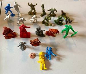lot 24 image: Vintage Toy Plastic Action Figures