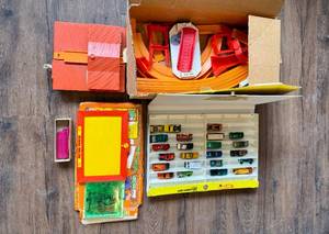 lot 133 image: Vintage Hot Wheels - Redline and Other Cars and Carrying Case - 2 Way Super Charger Track and More