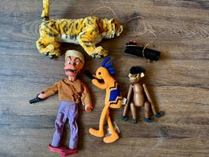 lot 187 image: Lot of Vintage Toys - MARX Bengal Tiger w Remote