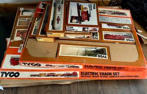 lot 51 image: Vintage Tyco Electric Toy Train Sets HO Scale