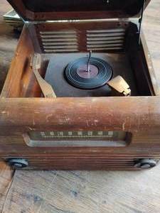 lot 21 image: Vintage RadioTurntable