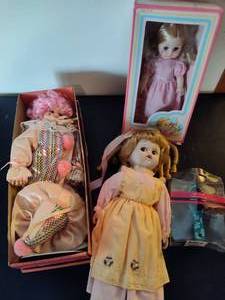 lot 88 image: Lot of Vintage Dolls