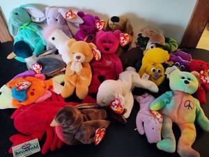 lot 92 image: Large lot of Beanie Babies & Veggie Friends