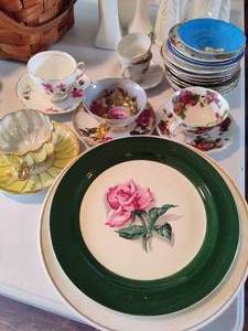 lot 146 image: Lot of Assorted Tea CupsSaucers