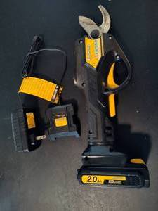 lot 224 image: Yardworks Branch Snipper