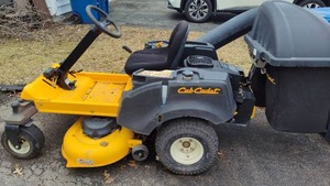 lot 220 image: Cub Cadet Riding Lawn Mower