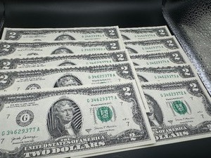 lot 100 image: Ten Sequential $2 Bills