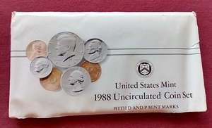 lot 7 image: 1988 U.S. Mint Uncirculated Set