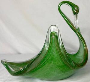 lot 21 image: Vintage Handblown Murano Glass Swan Bowl