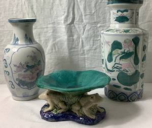 lot 154 image: Vintage Chinoiserie Collection - Vases and Frog Bowl