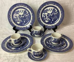 lot 169 image: Blue Willow Churchill England Set
