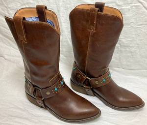 lot 44 image: Womens Dingo Leather Studded Cowgirl Boots Size 8.5 Med