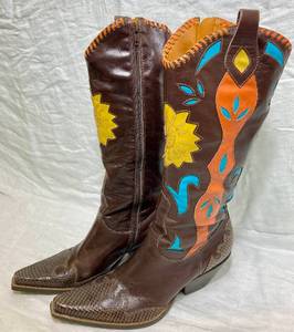 lot 63 image: Vintage BCBGirls Brown and Turquoise Western Boots size 8.5