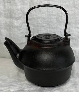 lot 17 image: Antique Chattanooga Star #8 Cast Iron Teapot