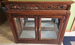lot 212 image: Vintage 2 Shelf Display Cabinet
