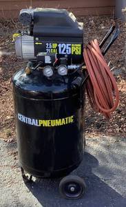 lot 16 image: Central Pneumatic Air Compressor 2.5HP, 21 gal 125 max PSI Model 61454 with 50ft air hose