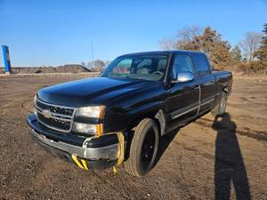 lot 5 image: 2006 Chevy Silverado - 1 Owner
