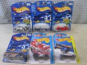 lot 189 image: (G-1) Assorted Hot Wheels in Packag...