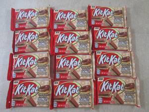 lot 288 image: (B-1) 12 Kit Kat Chocolate Frosted ...