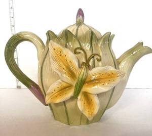 lot 101 image: Lettuce and Butterfly Tea Pot chip on spout
