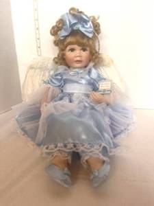 lot 115 image: Friendships Warm Hug Porcelain Doll