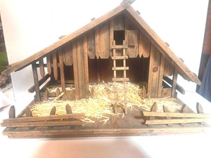 lot 26 image: Large Manger