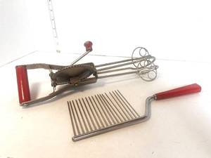 lot 35 image: 1950s Double Bubble Hand Mixer and Bakelite Handled Angel Cake Cutter