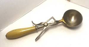 lot 33 image: Rare Dover Mtg No. 12 Ice Cream Scoop