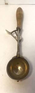 lot 34 image: Gilchrist Size 20 Ice Cream Scoop